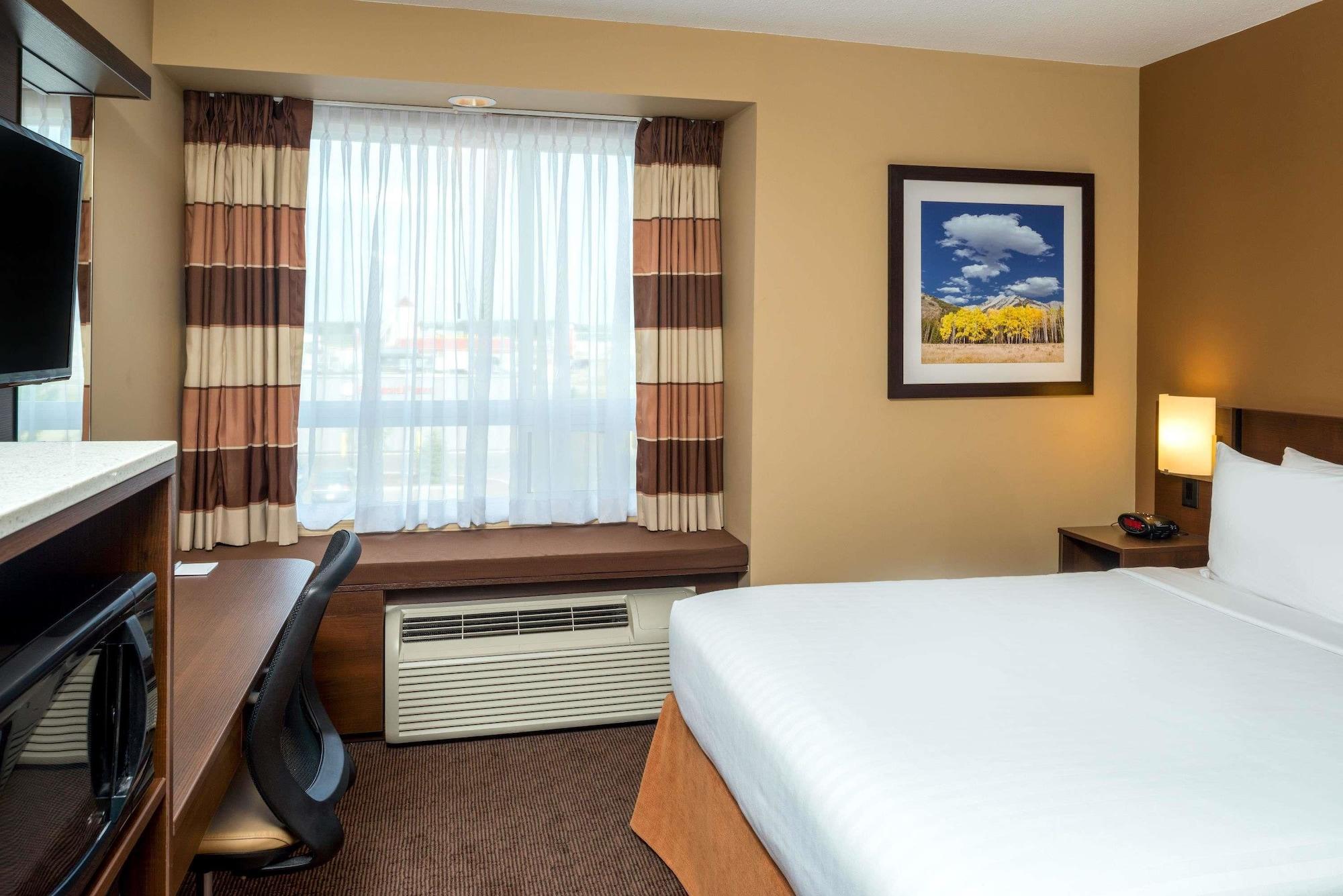 Microtel Inn & Suites By Wyndham Red Deer Buitenkant foto