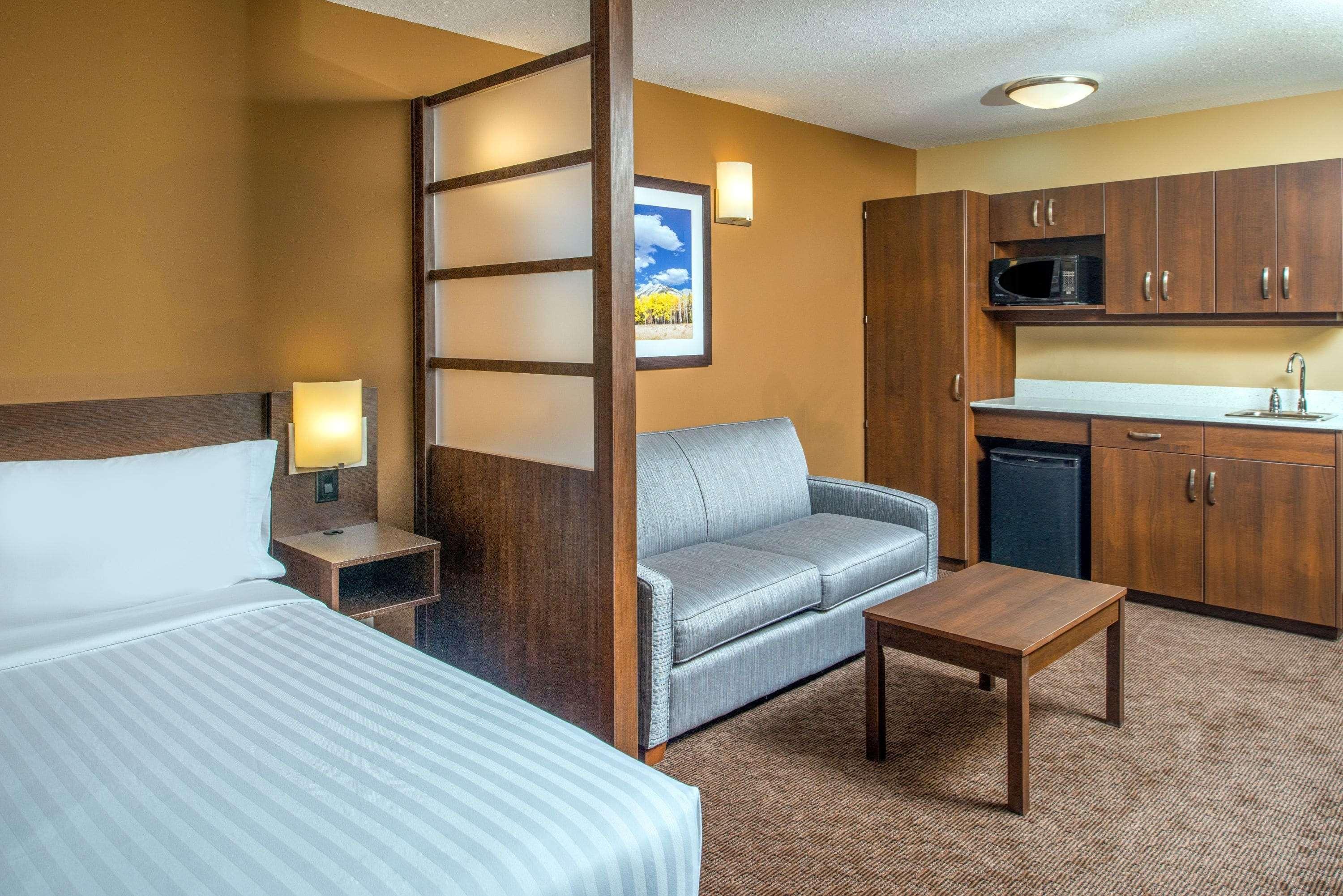 Microtel Inn & Suites By Wyndham Red Deer Buitenkant foto